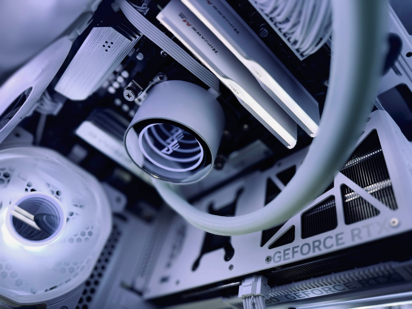 【セール】i3NEO TG WHITE/AM5-Ryzen 7 9800X3D/RTX5070Ti搭載モデル